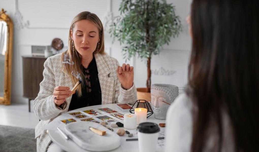 Séance de lecture de cartes avec une tarologue